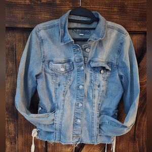 Maurices Light Wash Cropped Denim Jacket w/ Lace-Up Sides – Women’s Medium
